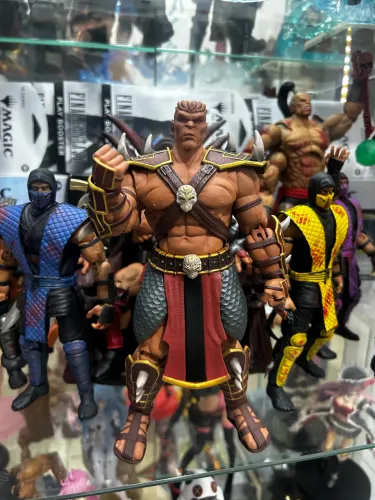 Shao Kahn Storm Collectibles SEM acessórios DETALHE na perna Leia