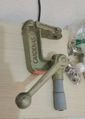 Máquina de pregar ilhós e botão