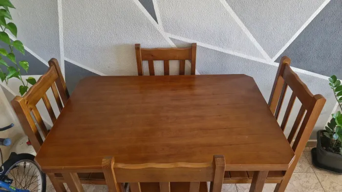 Mesa de madeira 4 lugares 