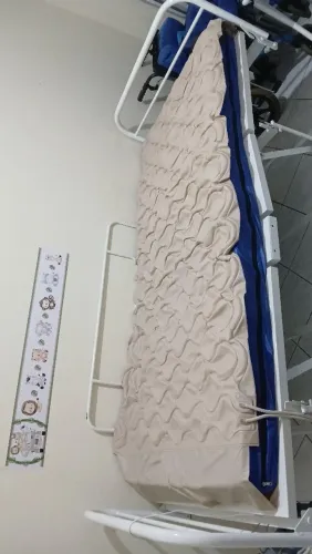 Cama hospitalar, 11 meses de uso.