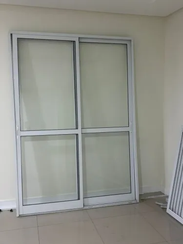 Porta de Correr em Alumínio Branco com Vidro - 2,16 x 1,54 aprox.