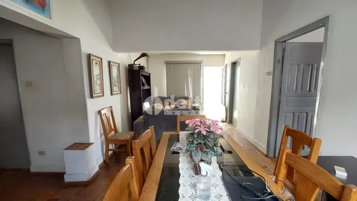 Casa com 8 quartos sendo 5 suíte, disponível para venda no bairro Centro em Uberlândia-MG