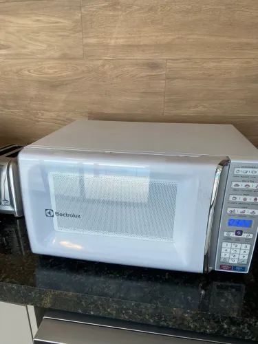 Microondas branco excelente. 220v