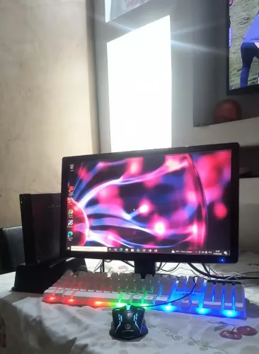 Pc Lenovo Core i5 Oitava Geração, SSD 256 Gb, 8 Gb Ddr4, Monitor 19 Pol, Ótimo Desempenho.