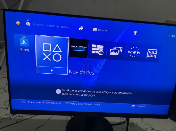 Ps4 com controle, jogos no HD e mídia física.