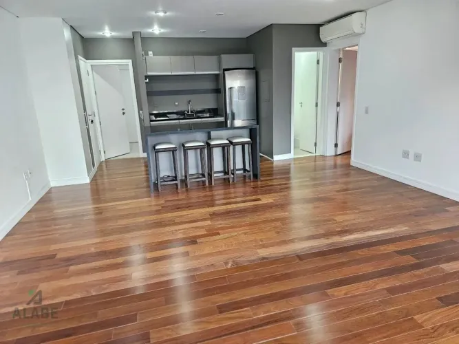 Apartamento no Condomínio Leopoldo 695 , reformado, semi mobiliado, 91m²