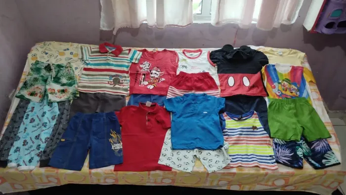 Lote de roupa de menino com 20 peças tamanho 2 anos