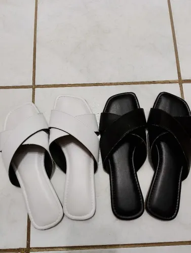 Conjunto de sandálias rasteirinhas, preta e branca