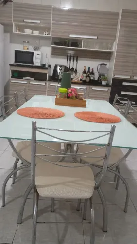 Mesa de vidro com 6 cadeiras em alumínio