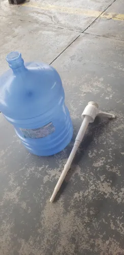 Galão de água com bomba manual