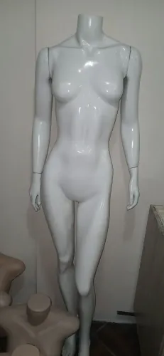 Manequins e araras 