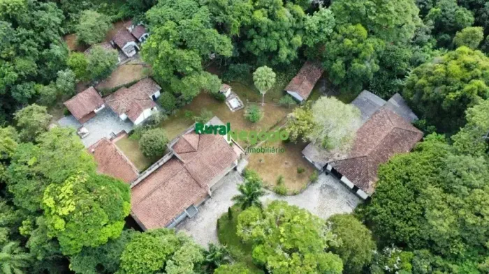 SÍTIO COM CASARÃO CENTENÁRIO EM CRUZEIRO-SP