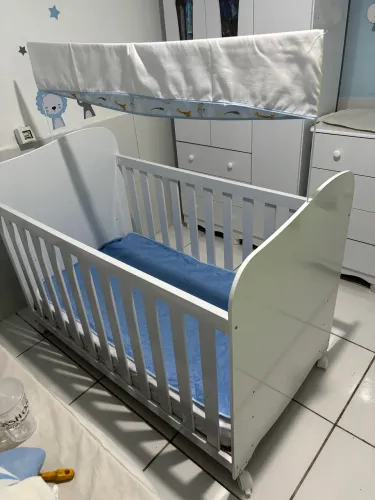 Berço infantil branco com rodinhas e colchão 