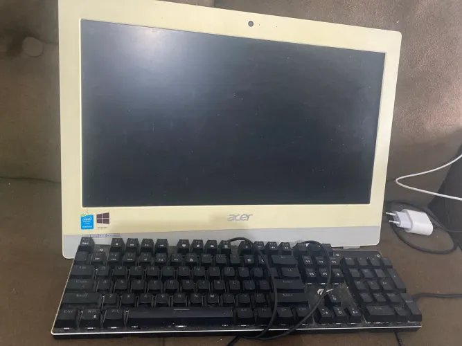 Computador Acer embutido