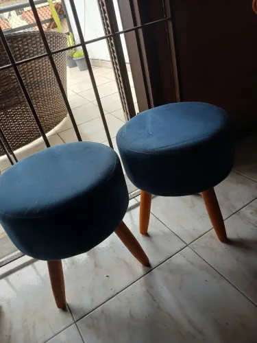 Banquetas de madeira. Tanto pra sentar quanto pôr os pés. Azul.