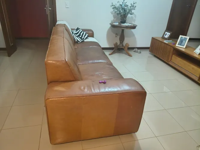 Vendo Sofá couro legítimo