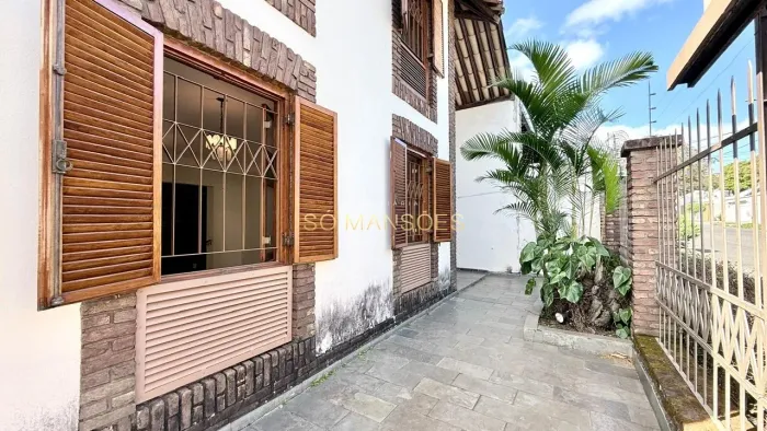 Casa à Venda no Belvedere, Belo Horizonte/MG 389m², 5 Quartos e Piscina.