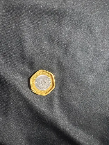 Uma argola de ouro
