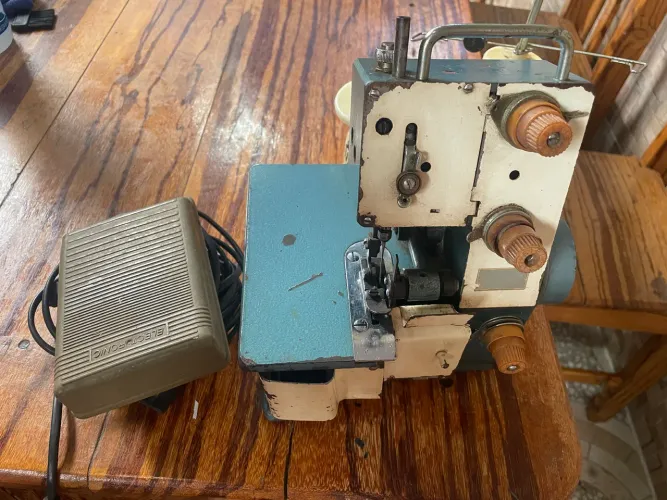 Máquina de overloque 