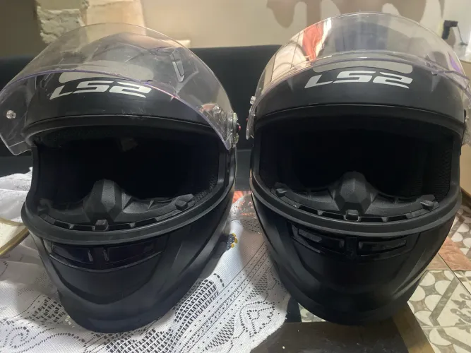 Vendo dois capacetes em ótimo estado LS2