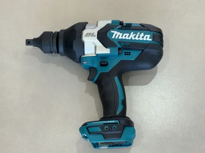 Chave de Impacto Makita DTW 1001 + Jogo de Soquetes Robust