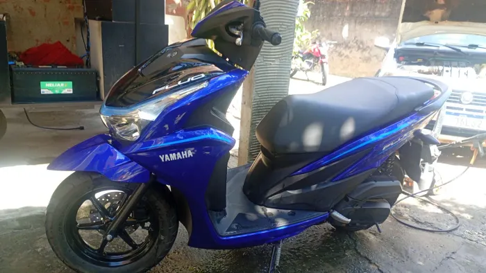 Vendo Yamaha flúor 2026,com 6 mi km rodados,12.500 reais a moto tá financiada entrego quit