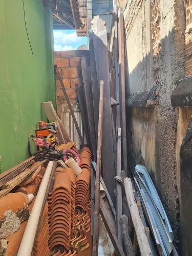 Madeira e telhas 