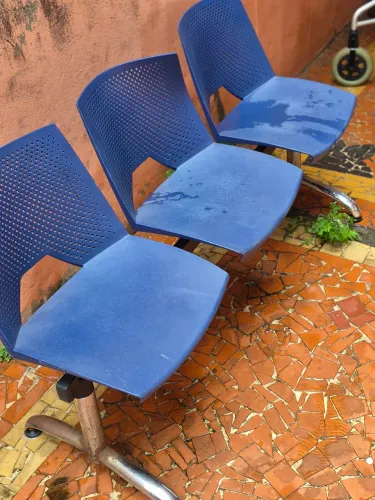 Cadeiras treliça mais lixeira tramontinamais descartede copos descartáveis