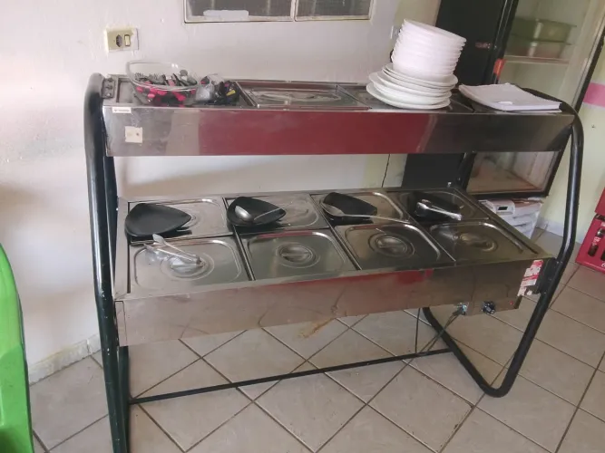 Vendo frizer service mesa com cadeira 