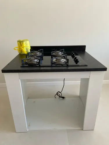 Fogão cooktop com armário e espaço para forno