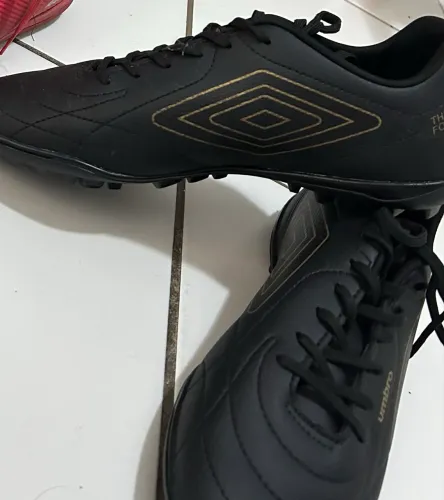 Chuteira Umbro Classic Society