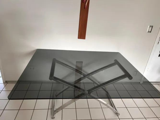 Mesa de jantar com tampa de vidro e pé de inox