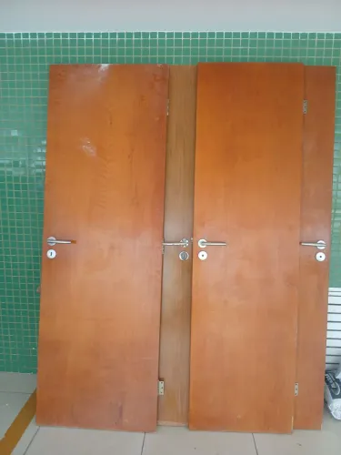 2 porta pra banheiro, 2 porta quarto 