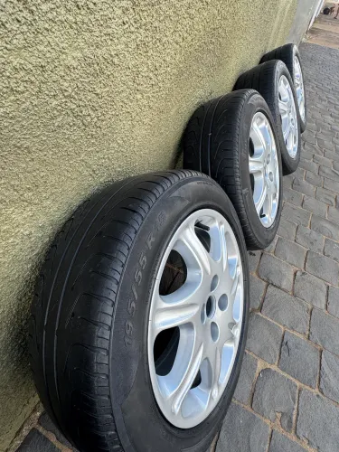 Vendo ou Troco Rodas Aro 15 com pneus 