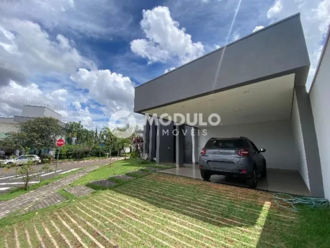 Casa em condomínio disponível para locação no bairro Laranjeiras.