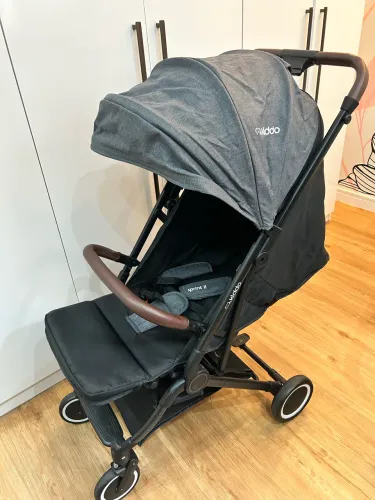 Carrinho de bebê kiddo sprint, com base e bebê conforto.