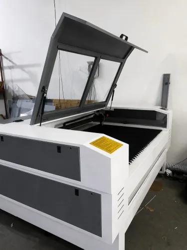 Máquina Laser CO2 1490 - 130W Yongli | Estado de Nova | Completa