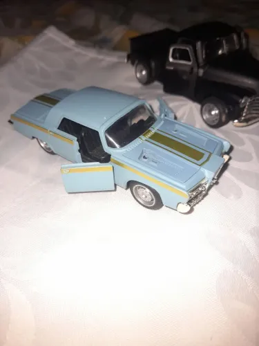 Vendo esses miniatura carro de colecionador