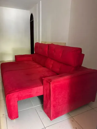 Sofá retrátil vermelho muito novo.