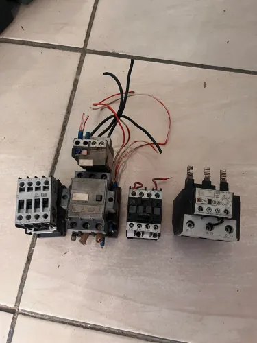 Lote de Disjuntores Elétricos Industriais Diversos