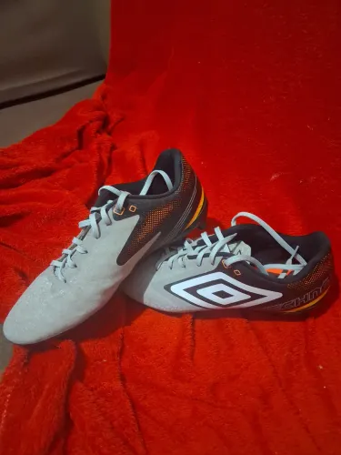 Vendo chuteira umbro