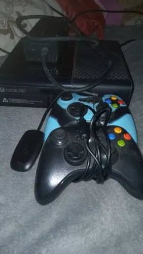 Xbox 360 super slim com dois controles com e sem fio