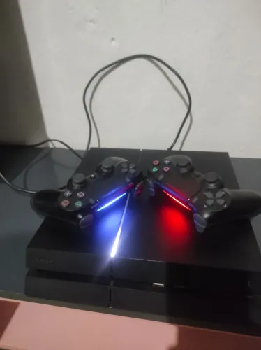 PS4 com 2 controles