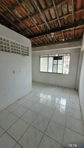 Aluga-se casa 1° andar 380.00