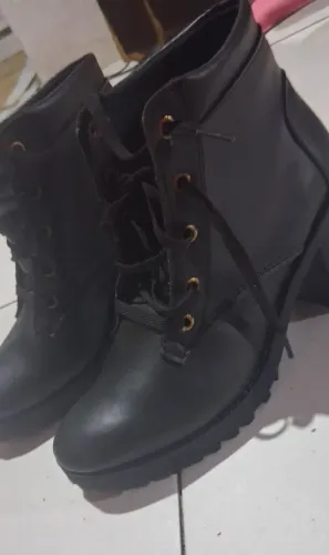 Vendo uma bota Feminina usada em Bom estado 