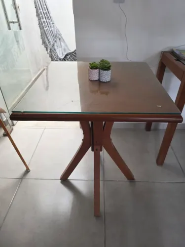 Mesa em madeira de 60x60 com tampo de vidro 