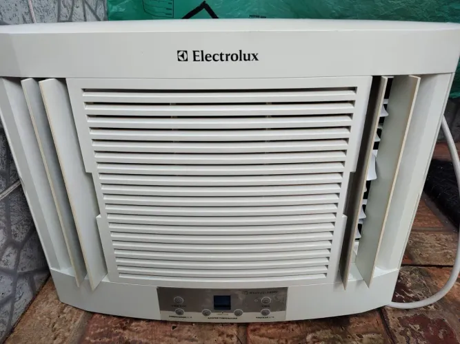 Ar condicionado Electrolux digital 10 BTUs 110 volts semi.novo 550,00