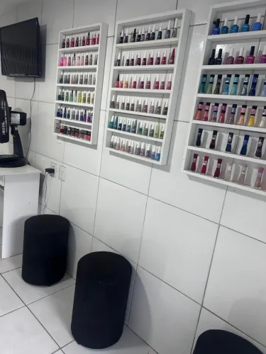 ? Estamos contratando manicure e pedicure