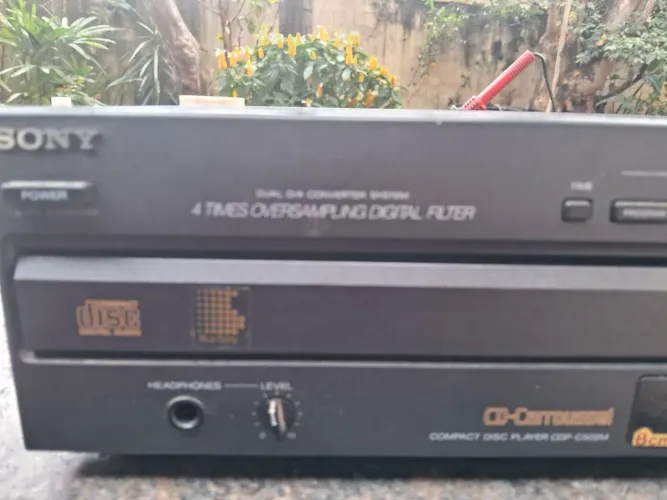 Cd player carrossel Sony CDP-C502M com defeito-não liga 