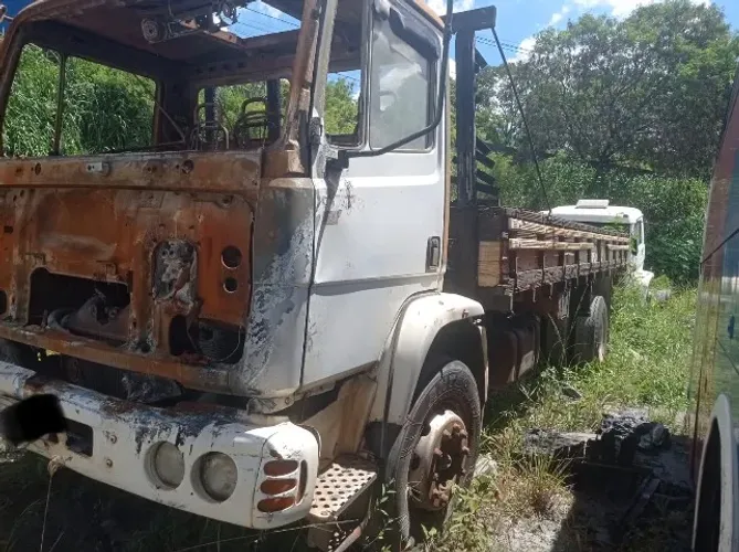 Caminhão Mercedes Benz 1215 2004 (motor e caixa diferencial intactos)